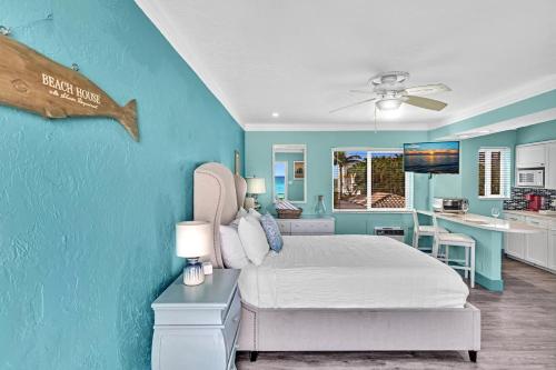 um quarto com uma cama e uma parede azul em Walkabout 6 Suite on Hollywood Beach with Ocean Views em Hollywood