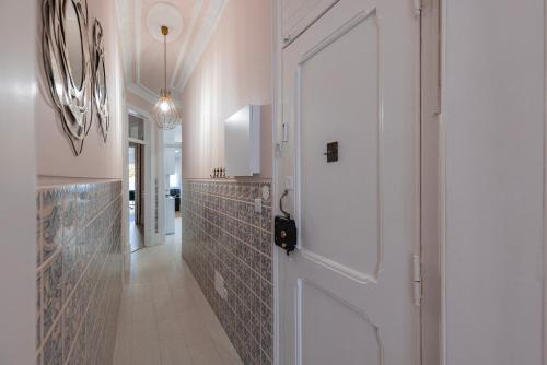 - un couloir avec une porte blanche dans la salle de bains dans l'établissement Apartamento Moderno com Terraço, à Lisbonne