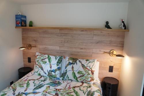 um quarto com uma cama e uma cabeceira em madeira em Bokrijklodge em Hasselt