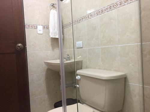 uma casa de banho com um WC e um lavatório em Apartamento completo en el centro de Ipiales em Ipiales
