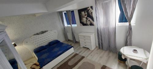 Un dormitorio pequeño con una cama y una cómoda. en Prima Casa, en Oradea