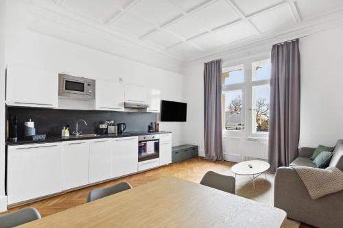 a living room with a kitchen and a table at Limehome Dresden Antonstraße in Dresden