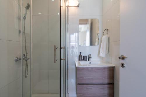 ein Bad mit einem Waschbecken und einer Dusche in der Unterkunft Stars 1-Bedroom Apartment in Larnaca in Larnaka