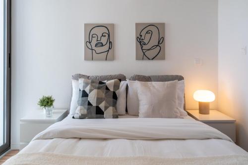 ein Schlafzimmer mit einem Bett mit zwei Bildern an der Wand in der Unterkunft Stars 1-Bedroom Apartment in Larnaca in Larnaka