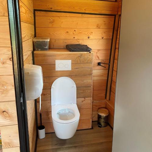 a bathroom with a toilet in a small room at Hoogte Huisje Fantasie in Swalmen