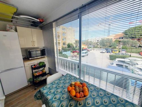 - une cuisine avec un bol de fruits sur une table devant une fenêtre dans l'établissement Studio rénové à deux pas de la plage de Sainte Asile à Pin Rolland, à Saint-Elme