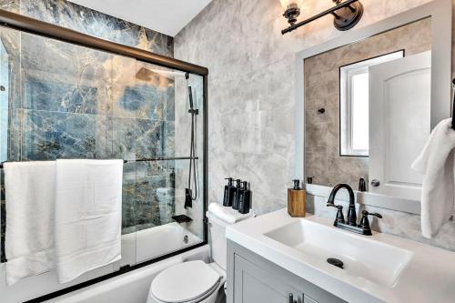 uma casa de banho com um lavatório, um WC e um chuveiro em Walkabout 8 Tower Suite with Panoramic Ocean Views em Hollywood