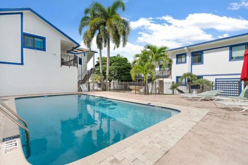 - une piscine en face d'une maison dans l'établissement 111 Unit 8 Waterfront home with Boat rentals available, à Fort Lauderdale