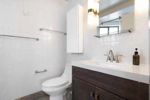 La salle de bains blanche est pourvue de toilettes et d'un lavabo. dans l'établissement 111 Unit 8 Waterfront home with Boat rentals available, à Fort Lauderdale