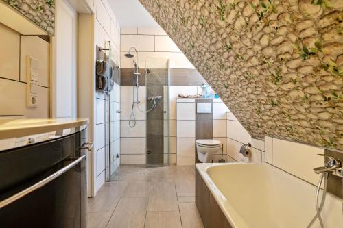 La salle de bains est pourvue d'une baignoire et de toilettes. dans l'établissement Ferienwohnung Dornhege, à Borken