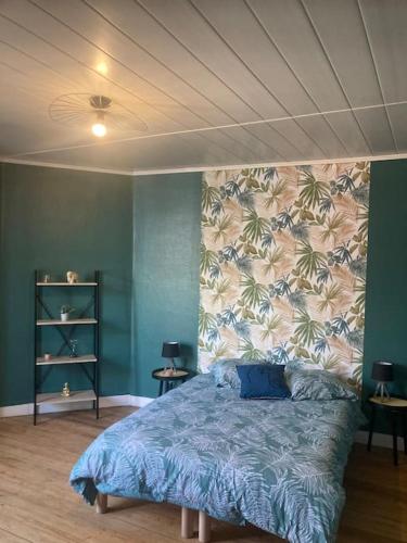 - une chambre avec un grand lit escamotable dans l'établissement Appart tout confort à 100m de la plage de Malo., à Dunkerque