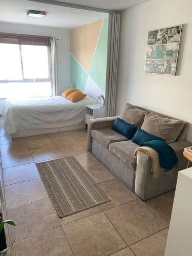 sala de estar con sofá y cama en Apartamento hermoso cómodo en la mejor zona, en Montevideo