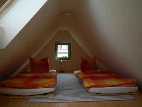 2 Betten in einem Zimmer mit Dachgeschoss in der Unterkunft Ferienlandhaus Zempow in Zempow