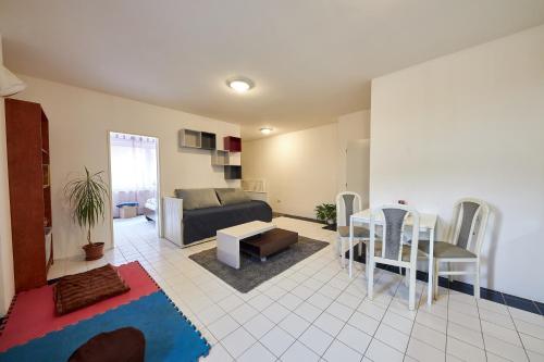 ein Wohnzimmer mit einem Sofa und einem Tisch in der Unterkunft Relax apartment Bratislava in Bratislava
