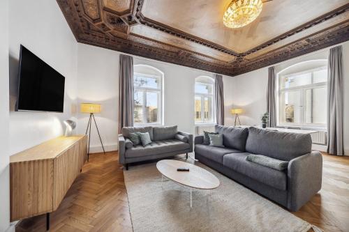 uma sala de estar com um sofá e uma televisão em limehome Dresden Antonstraße em Dresden