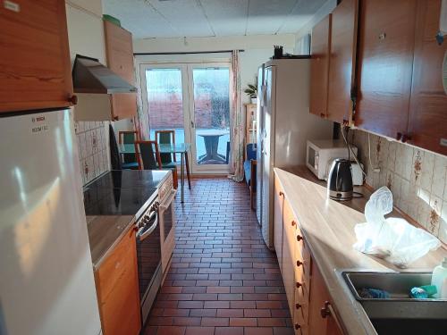 - une cuisine avec un évier et un comptoir dans l'établissement Private room near Copenhagen, à Ishøj