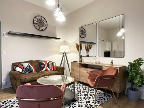 un salon avec un canapé et une table dans l'établissement Le Saint Julien - City center - Self-entrance, à Chartres