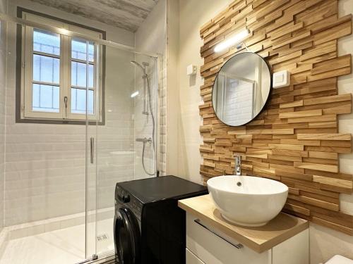 une salle de bain avec un lavabo, un miroir et une douche dans l'établissement Le Saint Julien - City center - Self-entrance, à Chartres