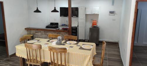 uma cozinha com uma mesa com cadeiras e um frigorífico em Apartamento Completo Amoblado Thomy - 700 metros del Mar - Coveñas em Coveñas
