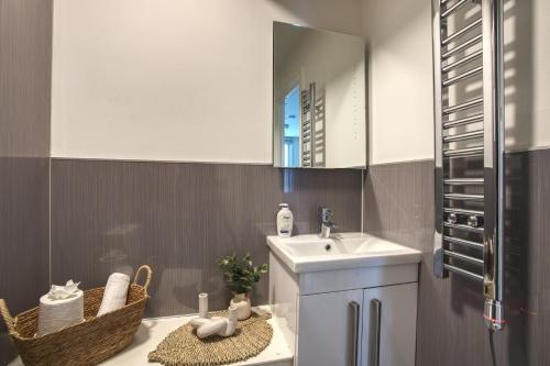 a bathroom with a sink and a mirror at #26 Phoenix Court By DerBnB, Modern 1 Bedroom Apartment, Wi-Fi, Netflix & Within Walking Distance Of The City Centre in Sheffield