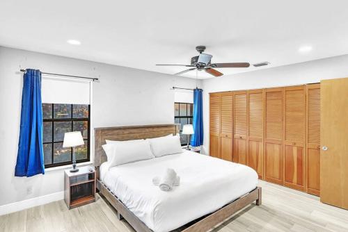 a bedroom with a bed and a ceiling fan at Front unit A Charming 2 Bedroom las Olas apt in Fort Lauderdale