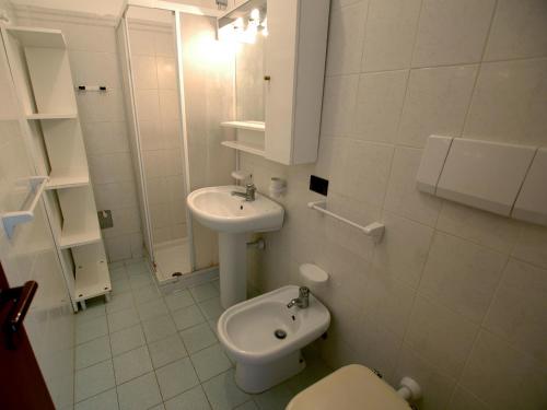 リオ・マリーナにあるLe Maree Al Moloのトイレと洗面台を備えた白いバスルーム