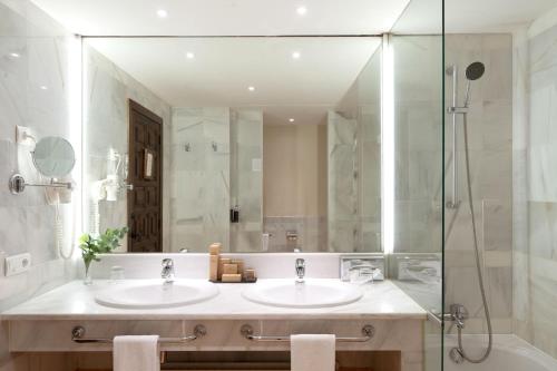a bathroom with two sinks and a shower at Parador de Sos del Rey Católico in Sos del Rey Católico