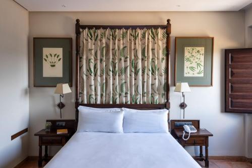 a bedroom with a bed and two tables with lamps at Parador de Sos del Rey Católico in Sos del Rey Católico