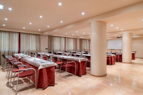 a conference room with tables and chairs and a screen at Parador de Sos del Rey Católico in Sos del Rey Católico