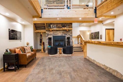 a living room with a couch and a fireplace at Grand Cloudcroft Hotel in Cloudcroft