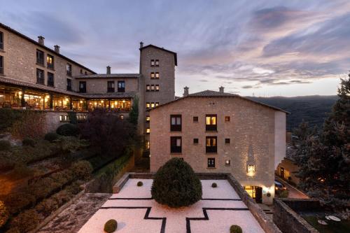 a large building with a courtyard in front of it at Parador de Sos del Rey Católico in Sos del Rey Católico