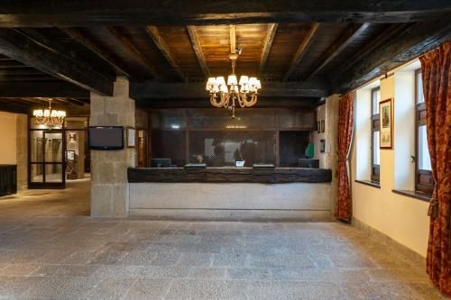 a large room with a courtificialificialificialificialificialificialificialificialificialificial at Parador de Sos del Rey Católico in Sos del Rey Católico