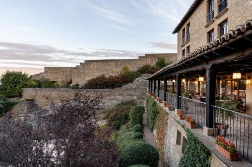 a building with a balcony with a view of a castle at Parador de Sos del Rey Católico in Sos del Rey Católico