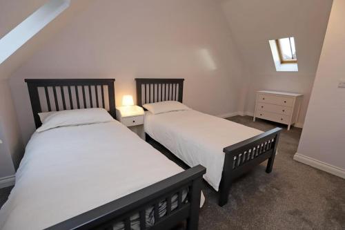 Habitación pequeña con 2 camas en Royal Hillsborough Village Luxury Townhouse, en Hillsborough