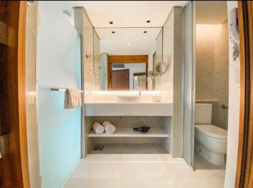 y baño con lavabo y aseo. en Hotel Nacional, en Río de Janeiro