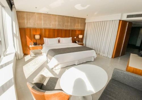 Habitación de hotel con cama y mesa en Hotel Nacional, en Río de Janeiro