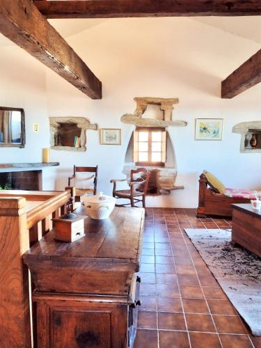 - un salon avec une table en bois dans une maison dans l'établissement Maison de village PIEDICORTI DI GAGGIO, à Sortipiani