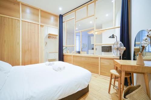 - une chambre avec un lit et un bureau dans l'établissement Parisuites Central Canal Saint Martin Luxe & Chic & Cosy, à Paris