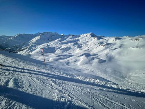 a snow covered mountain with a sign in the middle at Das schräge Häusl in Rangersdorf