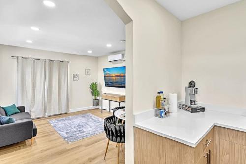 een keuken en een woonkamer met een bank en een tafel bij 1 bedroom tropical pool house in Hallandale Beach