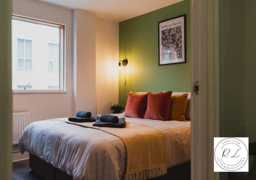 1 dormitorio con 1 cama con 2 toallas en Modern Spacious Apartment in Leicester City Centre with Free Parking!, en Leicester