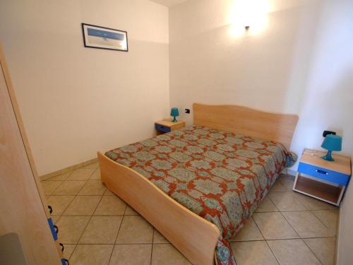 een kleine slaapkamer met een bed en twee nachtkastjes bij I Due Mari in Capoliveri