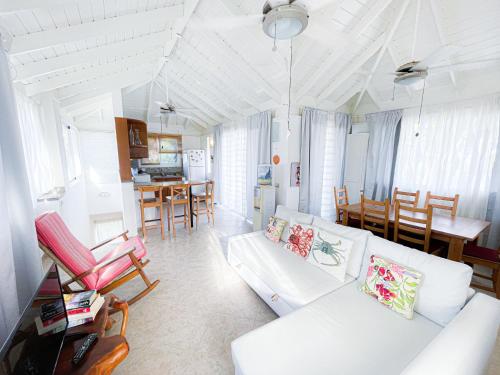 ein Wohnzimmer mit einem weißen Sofa und einem Tisch in der Unterkunft Sunny Seascape Villas & Aparts Hotel WiFi BBQ Los Corales BAVARO BEACH Club & spa in Punta Cana