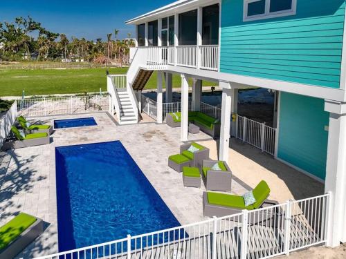 uma casa com piscina ao lado de uma casa em Island Retreat: Your Exclusive Oasis Awaits em North Captiva