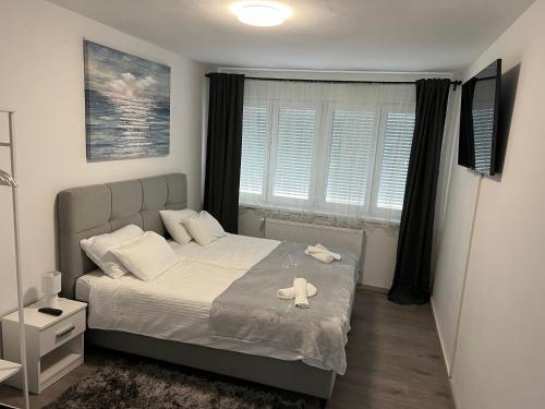 Apartman MOZART في سلافونسكي برود: غرفة نوم مع سرير مع دمية دب عليها