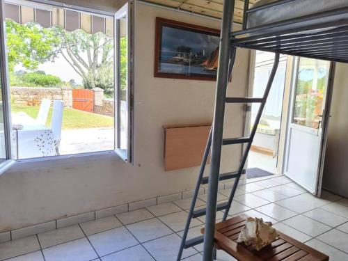 een ladder voor een kamer met een raam bij Maisonnette des Sables Blancs avec jardinet Tréboul in Douarnenez