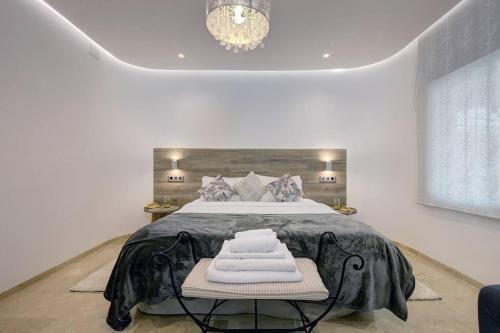 Krevet ili kreveti u jedinici u okviru objekta 010 Luxurious 4 Bed Villa, Private Pool and Sea Views