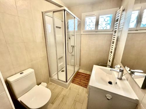 une salle de bain avec toilettes, douche et lavabo dans l'établissement 45 Clemenceau by Welcome to Cannes, à Cannes