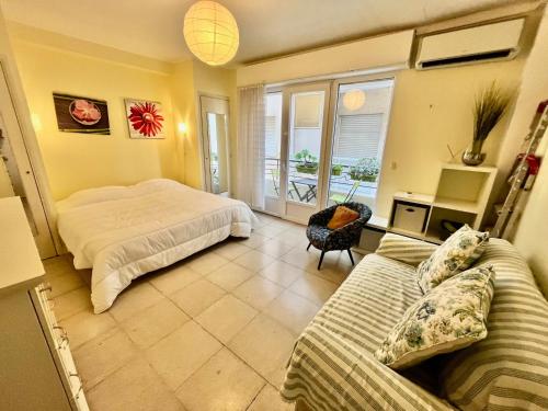 une chambre avec deux lits et un canapé dans l'établissement 45 Clemenceau by Welcome to Cannes, à Cannes