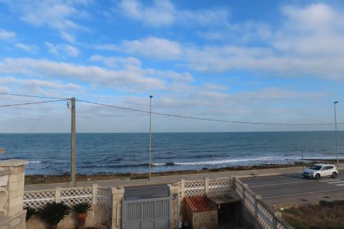 einen Balkon mit Meerblick in der Unterkunft California in Bari